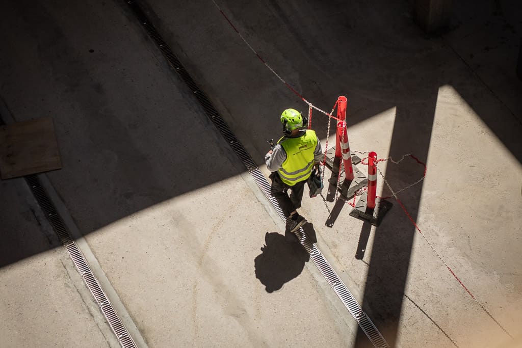 Bygningsarbejder set oppefra på et betondæk