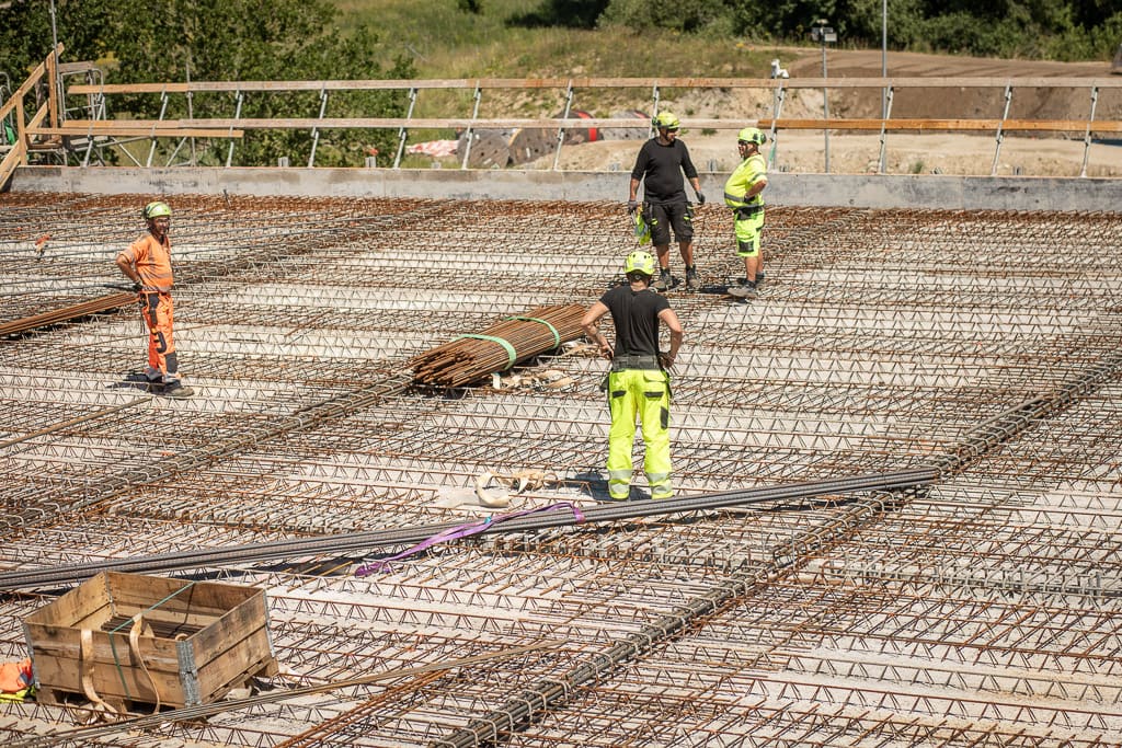 Håndværkere på et armeringsdæk på byggepladsen